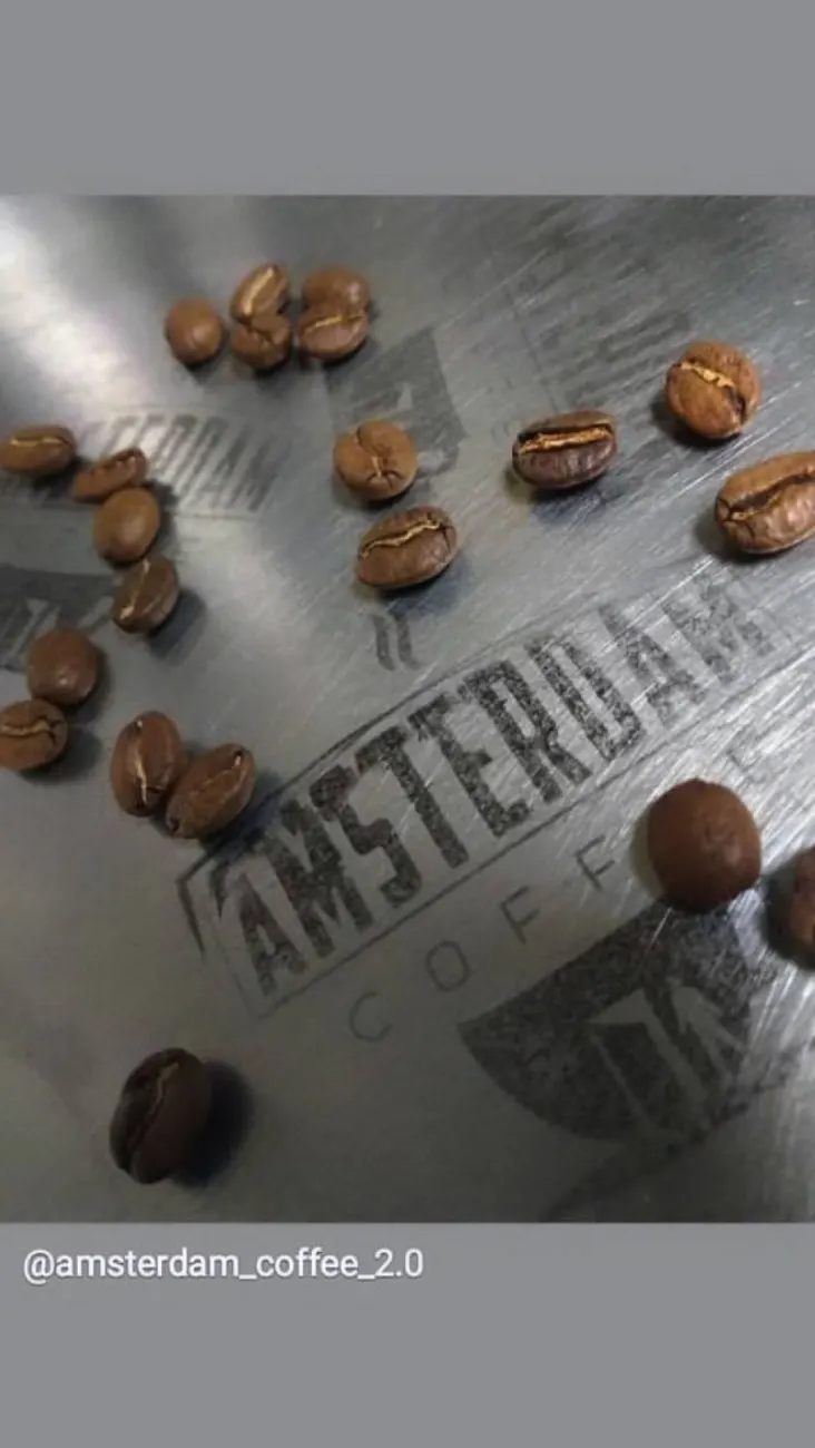 Кавові зерна на пакеті Amsterdam Coffee