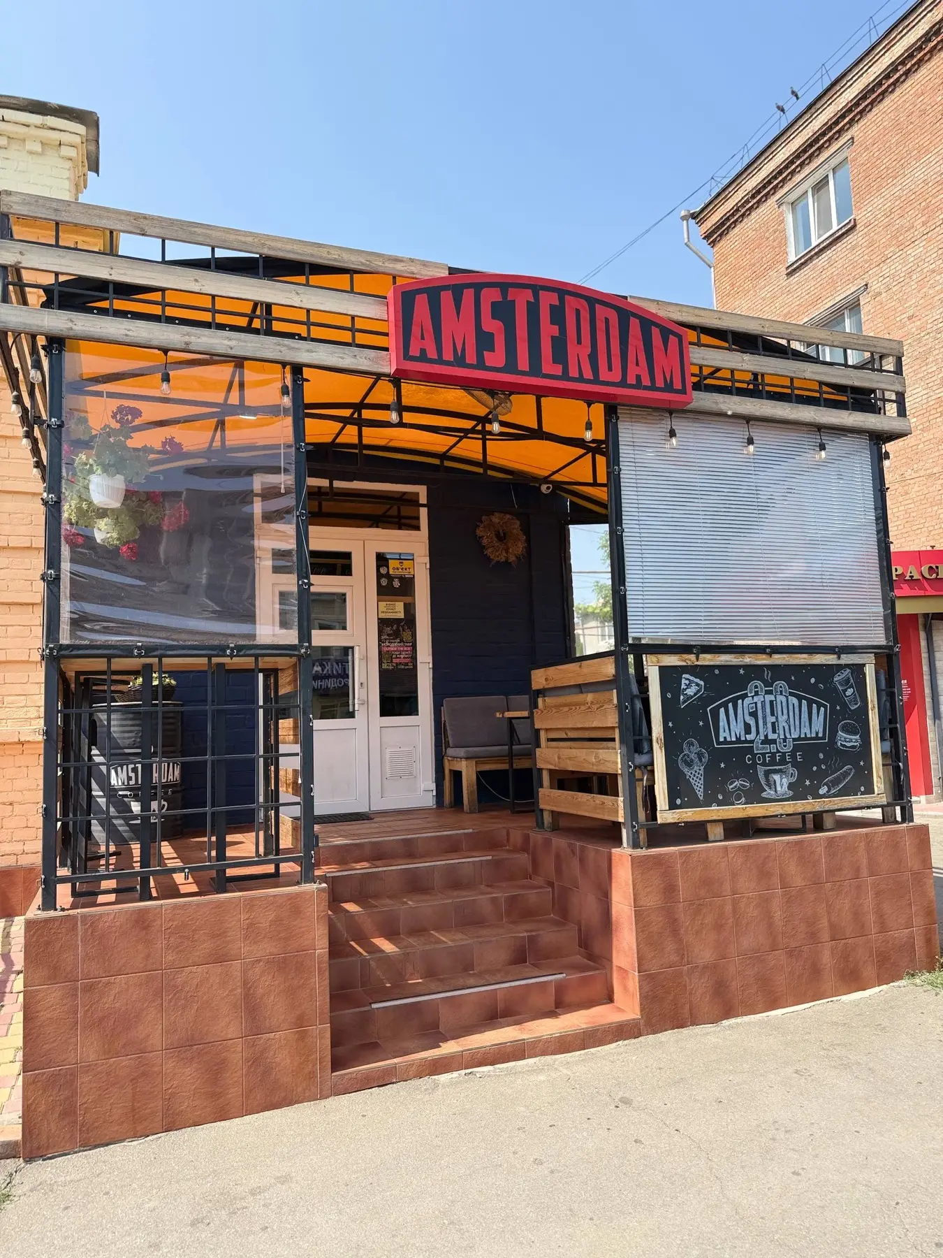 Фасад і тераса Amsterdam Coffee